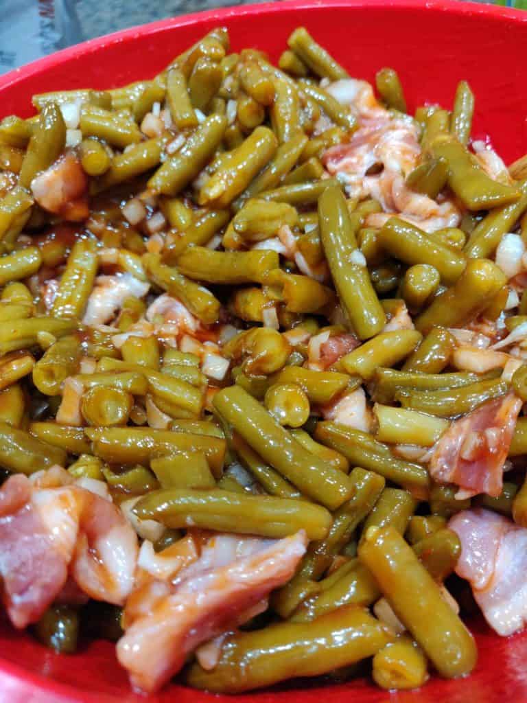 Green beans, bacon in bowl