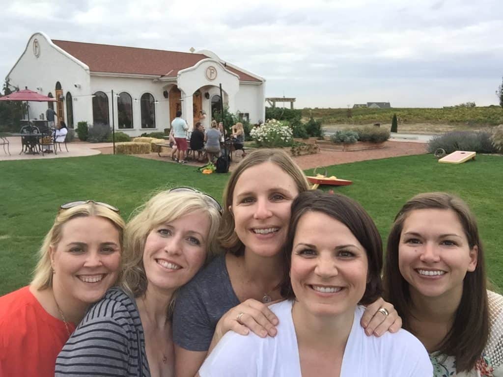 Group photo in front on winery