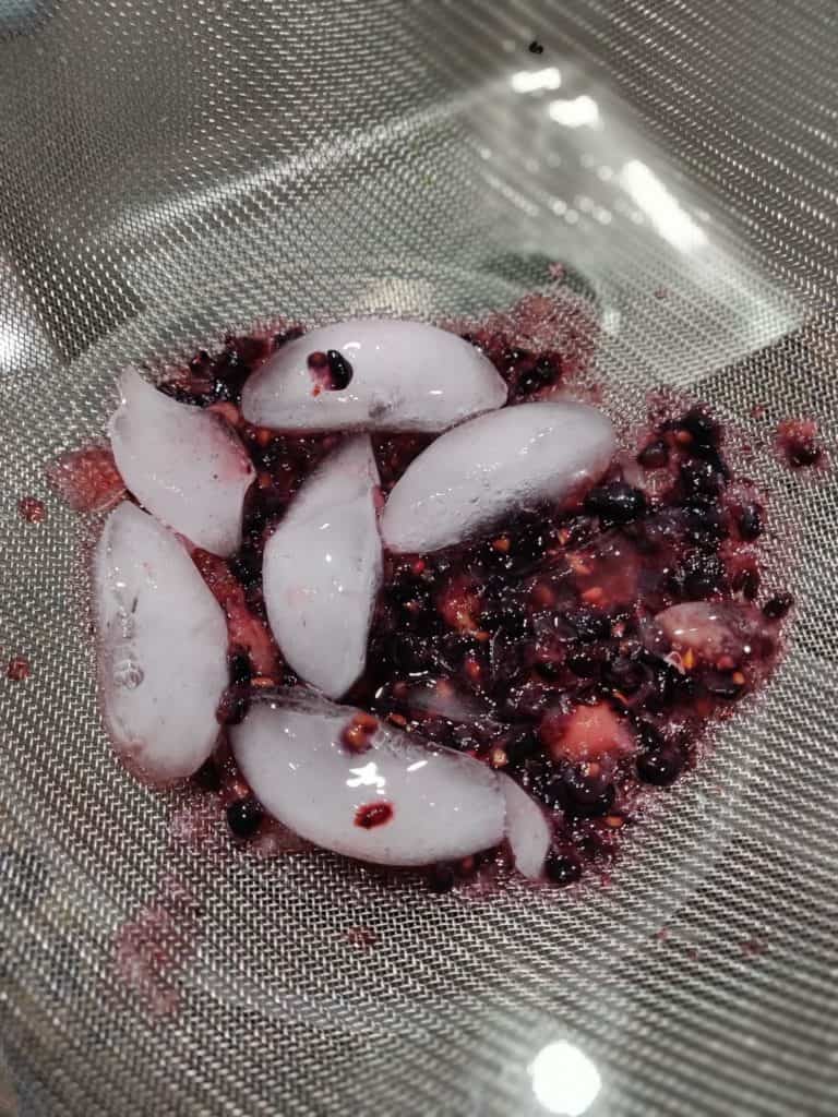 Mashed blackberries, liquor and ice